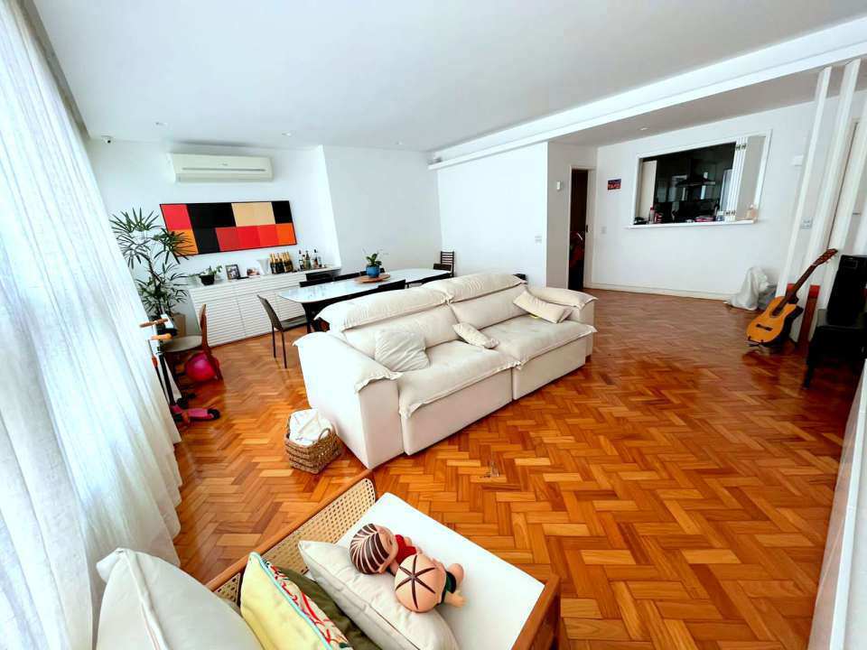 Apartamento à venda com 3 quartos, 135m² - Foto 2